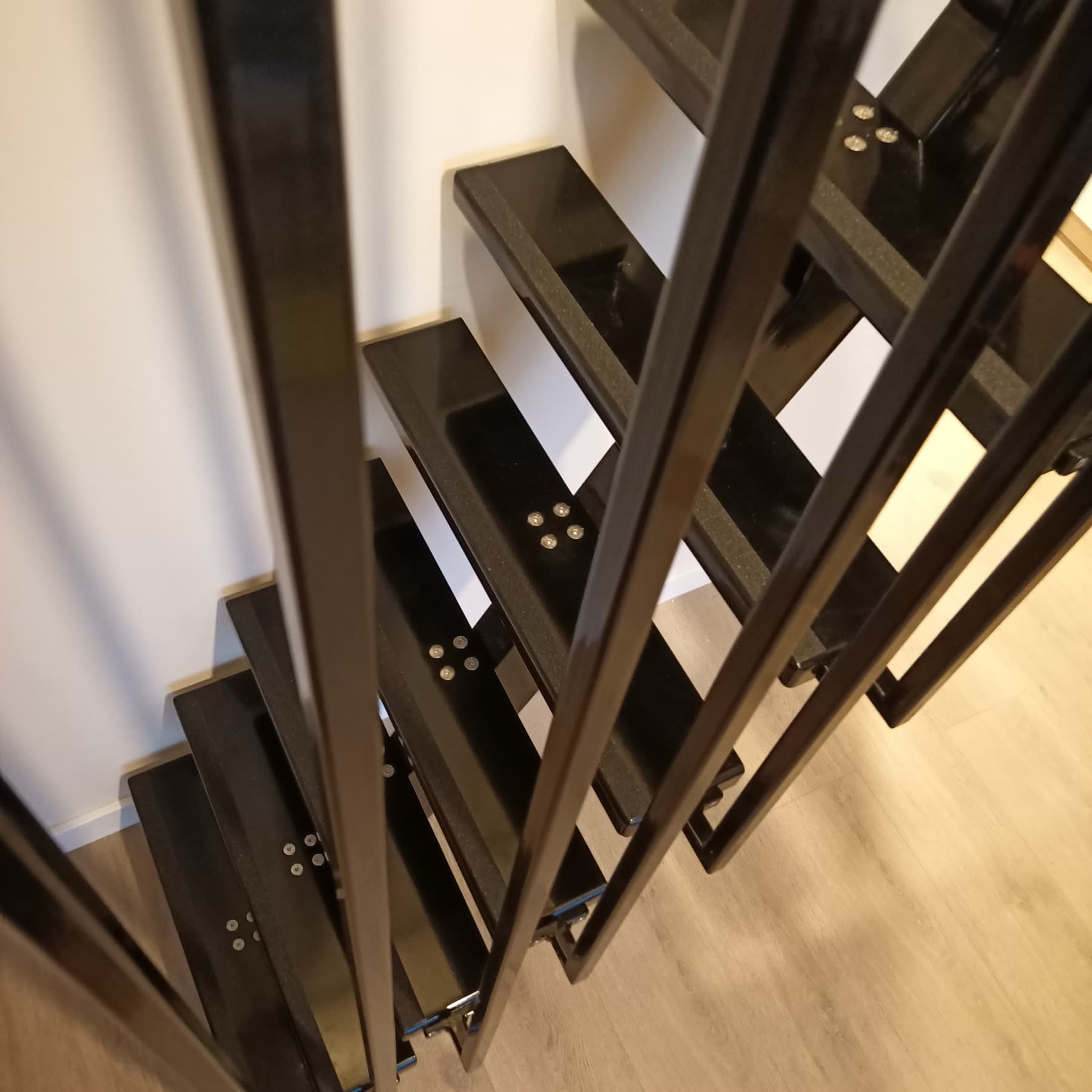 Escalier métallique intérieur sur mesure avec encombrement réduit