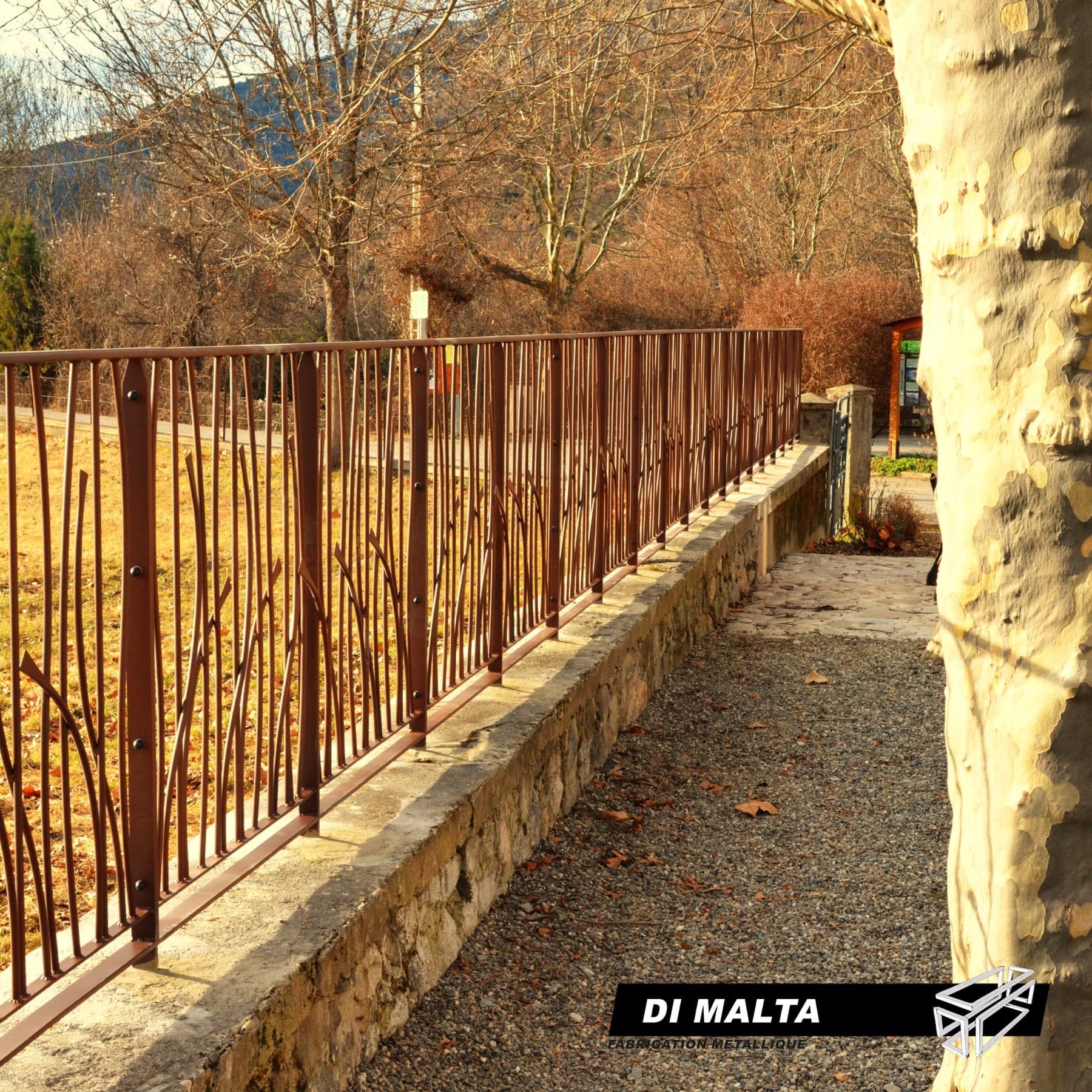 Grille de défense métallique décorative artisanale dans les Hautes-Alpes