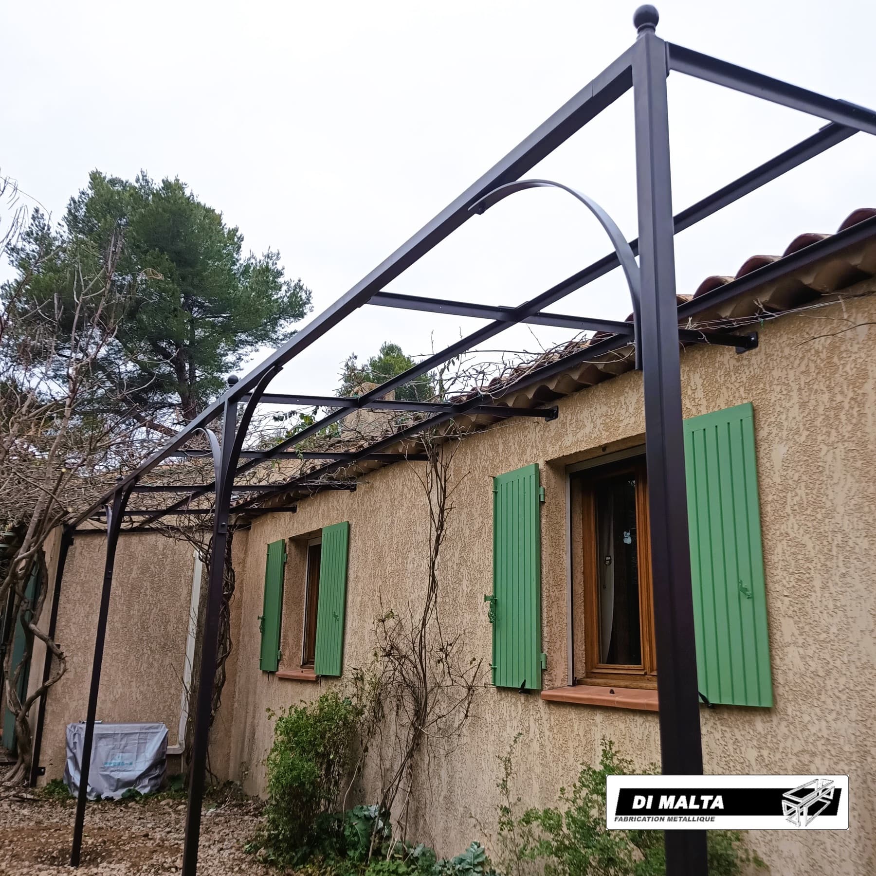 Pergola métallique noire fabriquée sur mesure près de Gap
